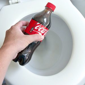 Очистка унитаза кока-колой