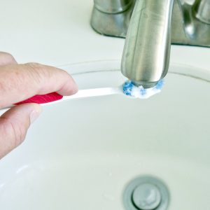 чистим кран зубной щёткой