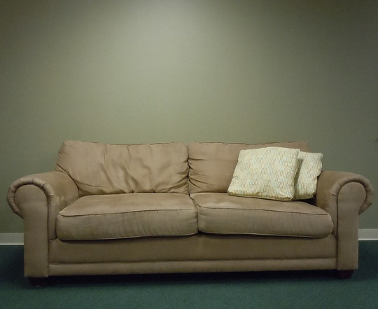 Чистка диванов — советы на все случаи жизни